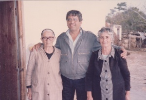 Από αριστερά προς δεξιά, Ελένη Αναστασιάδου, Ανδρέας Αργυρίδης, Ιωάννα Αναστασιάδου μπροστά από το σπίτι τους το 1985